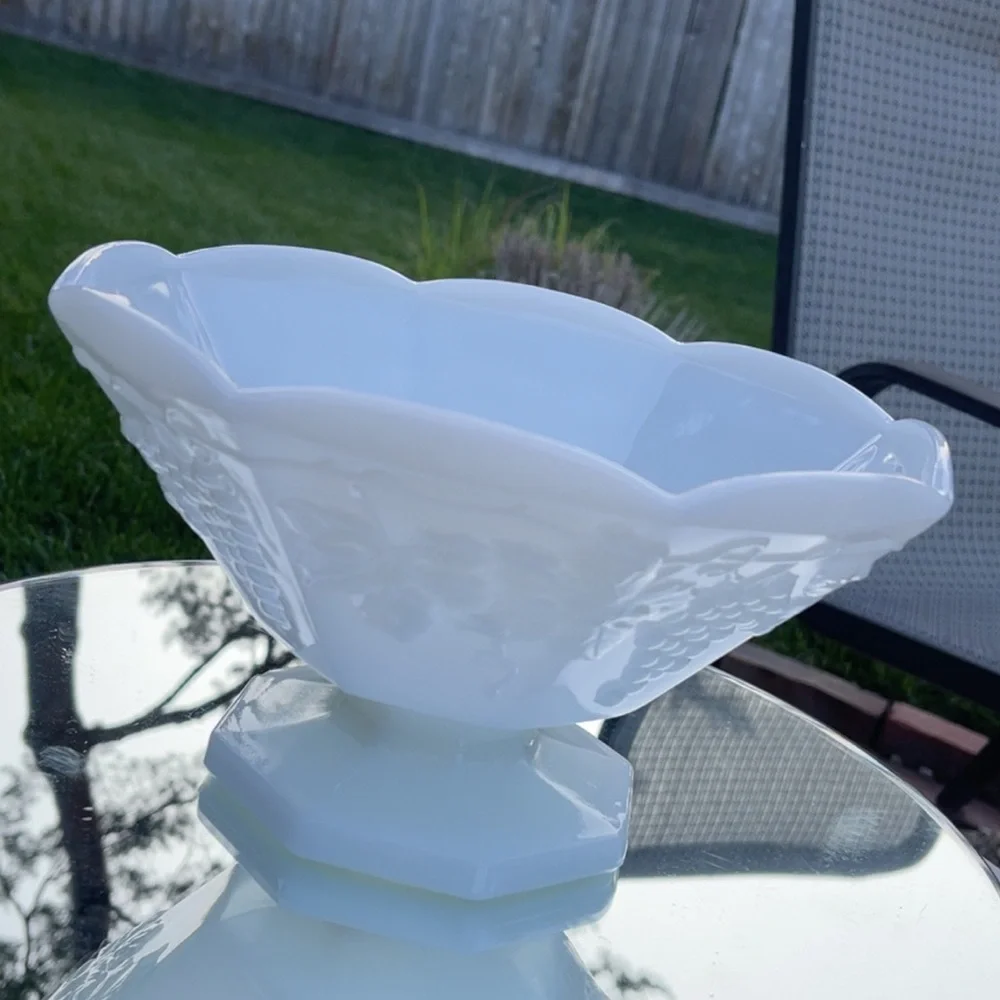 Anchor Hocking Milk Glass Fruit Bowl - Picture 1 of 3